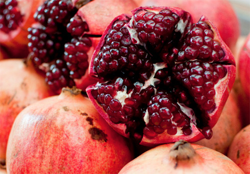 Hạt lựu Trung Quốc thường có màu đỏ bắt mắt. Lựu bổ ra thường không thơm, có vị ngọt sắc.