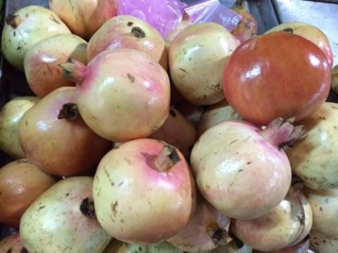 Trong khi đó, lựu Trung Quốc to tròn, vỏ mỏng, vỏ màu trắng hồng.