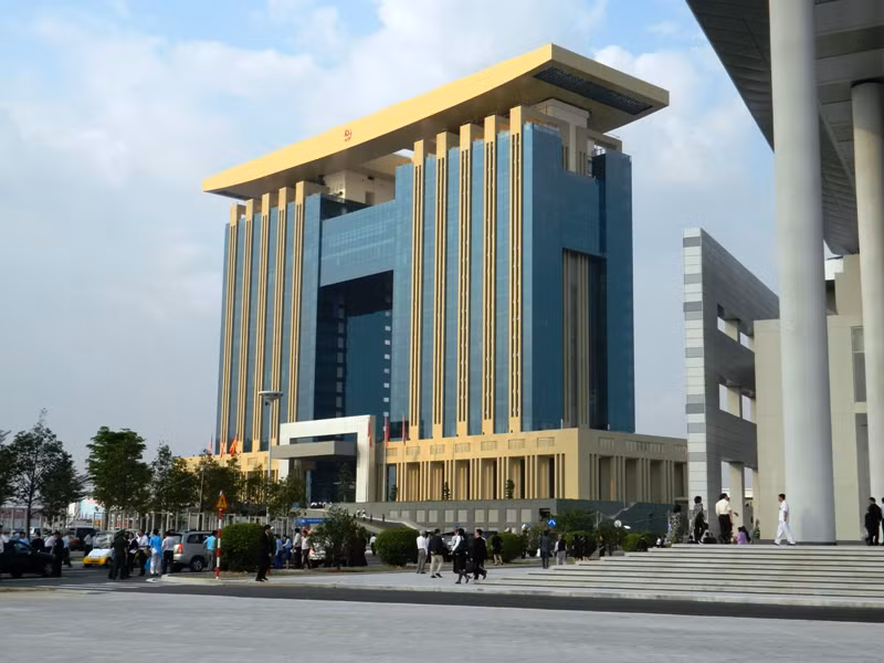 Dự án Khu hành chính tập trung tỉnh Bình Dương có quy mô 1.000 ha nằm trong Khu liên hợp công nghiệp - dịch vụ và đô thị 4.196 ha. Trung tâm Hành chính có 23 tầng, tổng vốn đầu tư 1.400 tỷ đồng, có bãi đáp trực thăng hiện đại.