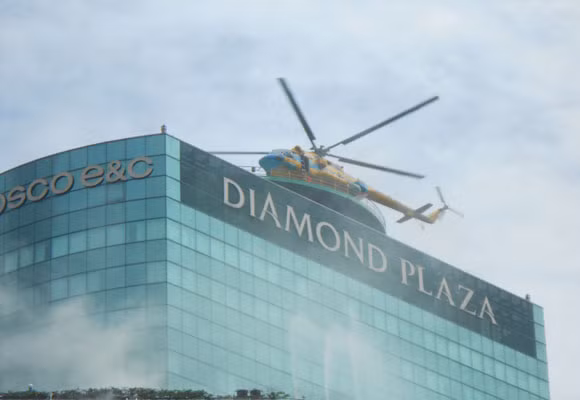 Ảnh máy bay trực thăng diễn tập cứu hộ trên tầng thượng tại Diamond Plaza.