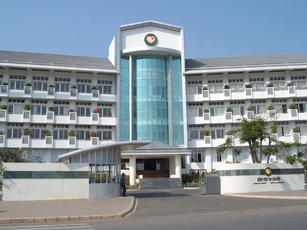 Bệnh viện Tim Tâm Đức TP HCM (quận 7, TP HCM) xây dựng bãi đáp trực thăng để vận chuyển bệnh nhân cấp cứu.