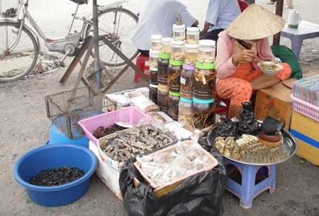 Nhện được xem là món đặc sản giúp tẩm bổ, mang lại sức khỏe cho phái mạnh, vì thế, dù nhìn loài côn trùng này có gớm giếc, xấu xí lông lá và đáng sợ, song nhiều khách vẫn sẵn sàng chi tiền mua về chữa bệnh.