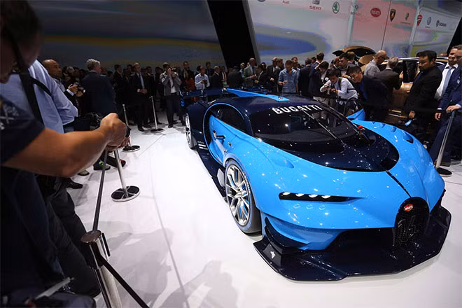 Gian hàng của những "ông hoàng tốc độ" Bugatti luôn thu hút sự chú ý của báo giới.
