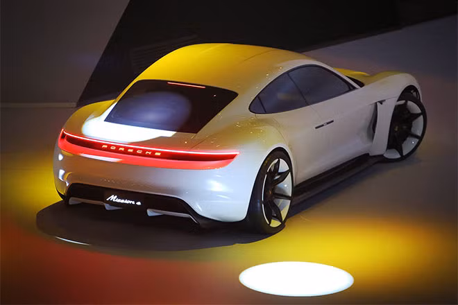 Mẫu concept xe điện Porsche Mission E với thiết kế cực kỳ đẹp mắt.