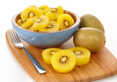 Kiwi vàng chứa nhiều vitamin và chất khoáng hơn kiwi xanh. Chúng có tác dụng đặc biệt tốt, tăng hấp thụ các chất sắt và vitamin C. Do đó, Kiwi vàng trở thành trái cây bổ dưỡng cho bà bầu và thai nhi. Đây cũng là lí do khiến loại quả này đắt hơn loại kiwi xanh.