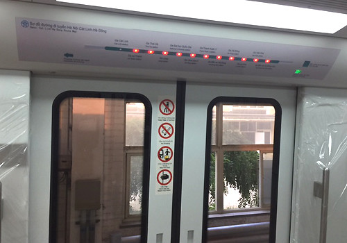 Theo các thông tin đưa trước đó, tốc độ tối đa đoàn tàu là 80km/h, tốc độ lữ hành 35km/h. Hình ảnh sơ đồ tuyến đường Cát Linh - Hà Đông trên tàu để hành khách tiện theo dõi. Ảnh: Lao Động.