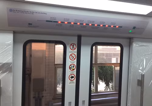 Theo các thông tin đưa trước đó, tốc độ tối đa đoàn tàu là 80km/h, tốc độ lữ hành 35km/h. Hình ảnh sơ đồ tuyến đường Cát Linh - Hà Đông trên tàu để hành khách tiện theo dõi. Ảnh: Lao Động.