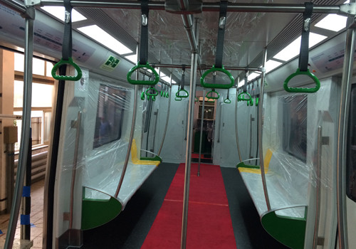 Việt Nam sẽ mua 13 đoàn tàu cho dự án đường sắt đô thị Cát Linh - Hà Đông, chi phí là 63,2 triệu USD. Đoàn tàu gồm 4 toa xe, thân tàu sử dụng vật liệu thép không gỉ. Hình ảnh nội thất trong tàu với ghế ngồi, các tay nắm cho hành khách.