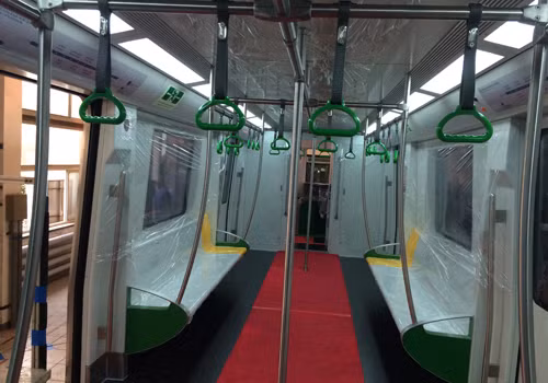 Việt Nam sẽ mua 13 đoàn tàu cho dự án đường sắt đô thị Cát Linh - Hà Đông, chi phí là 63,2 triệu USD. Đoàn tàu gồm 4 toa xe, thân tàu sử dụng vật liệu thép không gỉ. Hình ảnh nội thất trong tàu với ghế ngồi, các tay nắm cho hành khách.
