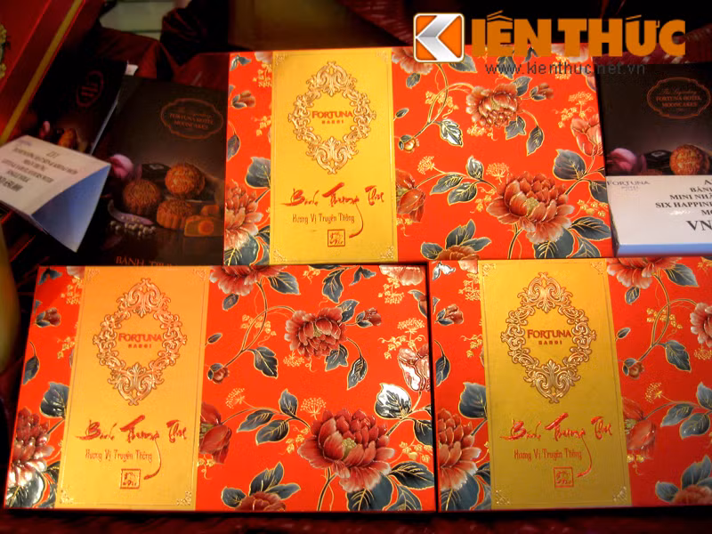 Những hộp bánh đẹp mắt, cầu kỳ thường có mức giá cao hơn so với bánh truyền thống. Theo nhân viên bán hàng tại quầy bánh trung thu Trung tâm thương mại hàng Da (Hà Nội): "Những hộp sang trọng thường được khách mua để biếu, tặng. Càng tiện, đẹp càng dễ bán".