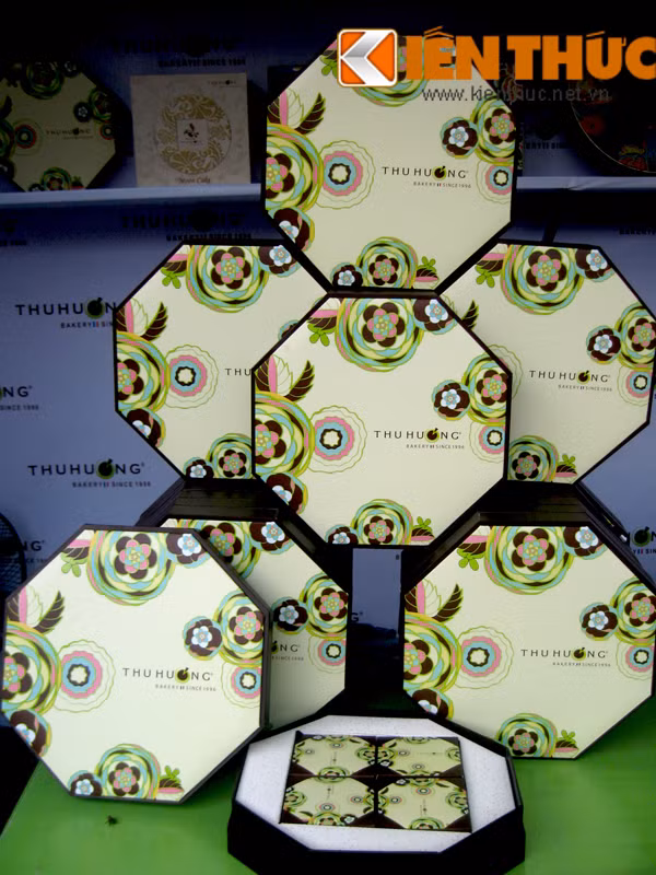 Hộp bánh trung thu hình bát giác lạ mắt, họa tiết trang trí nhẹ nhàng, tươi trẻ.