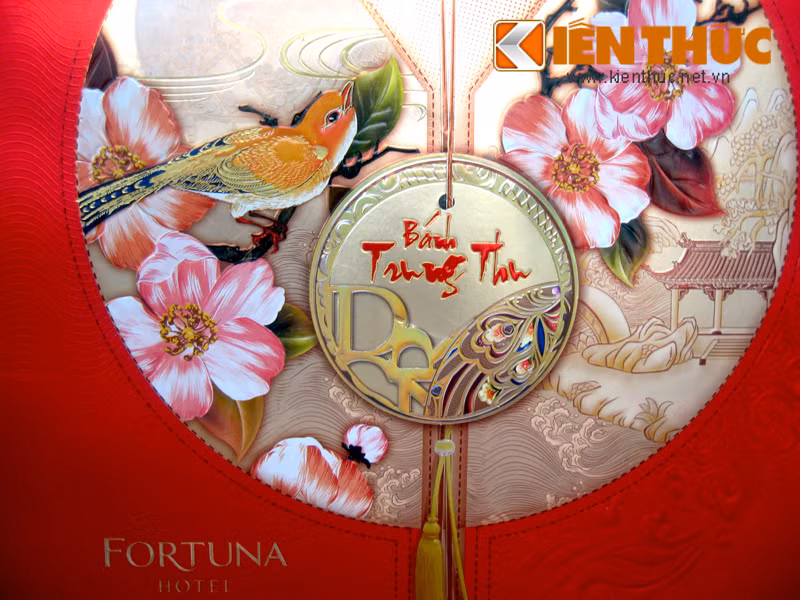 Bên cạnh những họa tiết trang trí trẻ trung, hút mắt, các họa tiết pha chút cổ điển cũng được các hãng bánh đưa vào thiết kế, bài trí bánh trung thu.