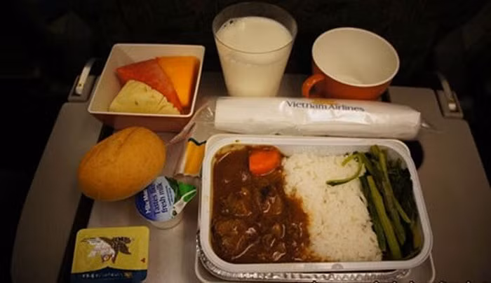 Món cơm bò đặc biệt được coi là truyền thống của Vietnam Airlines, phục vụ cả trong những chặng bay quốc tế và trong nước.