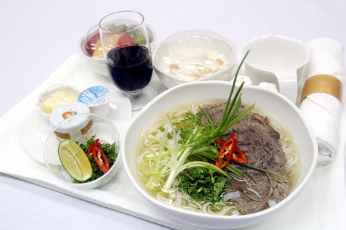 Trước đó, món phở bò truyền thống cũng vừa được hãng đưa vào phục vụ trên các chuyến bay đi Anh quốc. Dự kiến, món ăn này sẽ tiếp tục được phục vụ trên các chuyến bay đi Pháp, Đức, Australia và Nhật Bản, sau khi các máy bay B787-9 và A350-900 được đưa vào khai thác trên đường bay này.