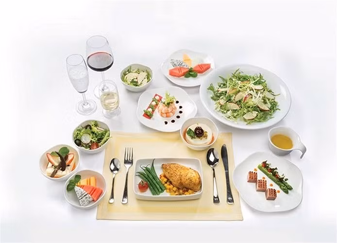 Những bữa ăn trên trời rất nhiều món ngon, lạ. Các loại rượu hảo hạng sẽ được phục vụ trên khoang Thương gia.