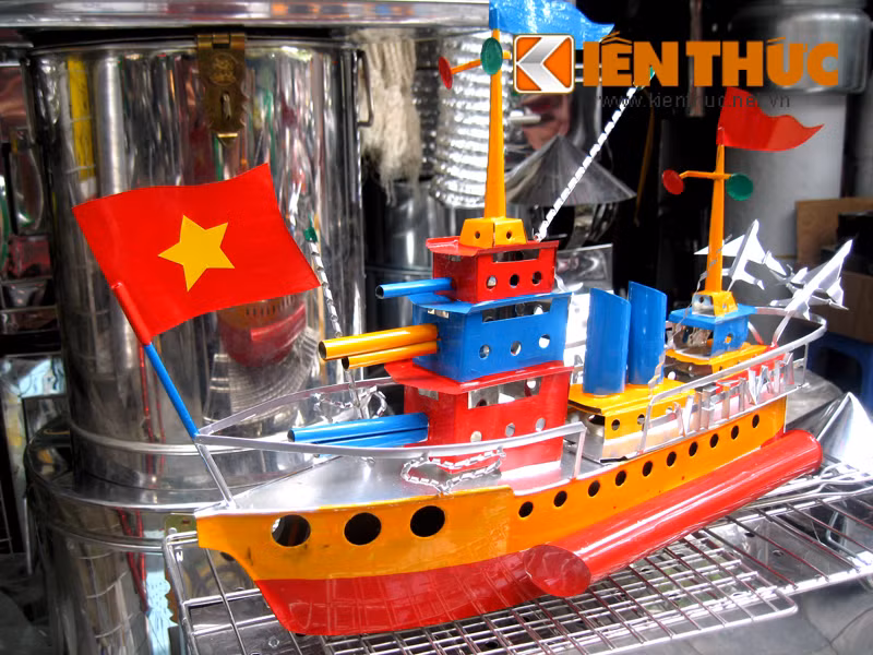 Nguyên liệu để làm ra những chiếc tàu thủy là những miếng sắt, thép được hàn lại với nhau và "mông má" bằng lớp sơn 3 màu vàng, đỏ và xanh dương bắt mắt.