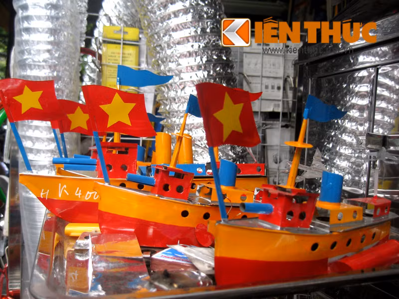 Nhờ nhiệt làm nóng nồi hơi, truyền nhiệt tới ống dẫn nước, khiến nước trong ống sôi tạo lực đẩy cho tàu chạy trên mặt nước.