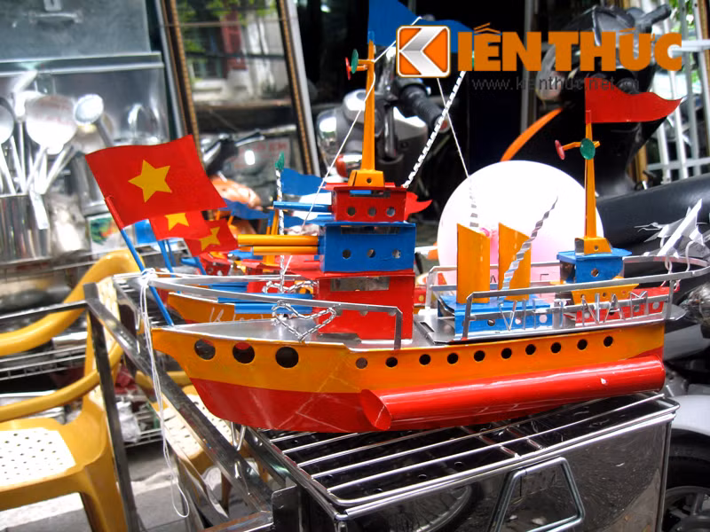 Không ít khách hàng trung tuổi nhìn thấy món đồ chơi này đã dừng lại hỏi, nhớ về ký ức xưa cũng từng chơi tàu sắt, mua về làm quà cho con trẻ. Tuy nhiên, một số khách tuy thích thú nhưng thấy giá tàu "chát" đành ngậm ngùi không mua.