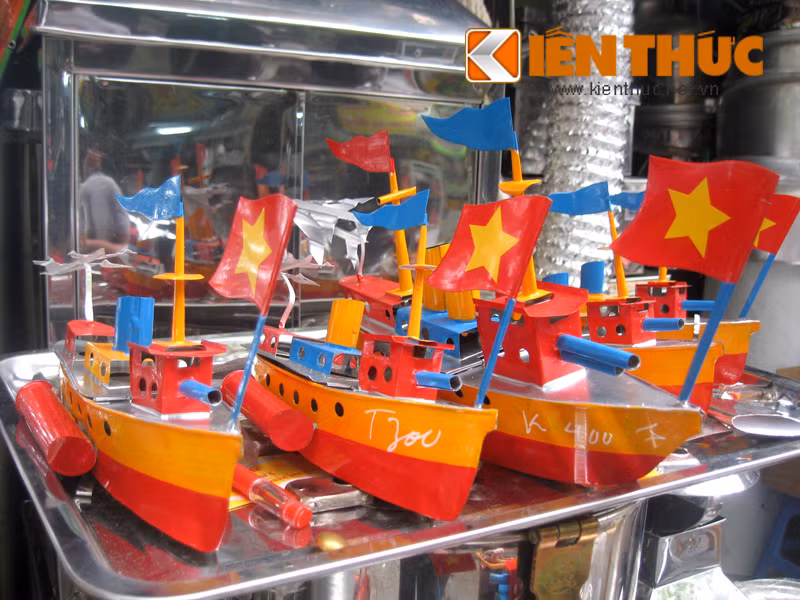 Hai ống phao ở hai bên thành tàu giúp tàu cân bằng khi di chuyển.