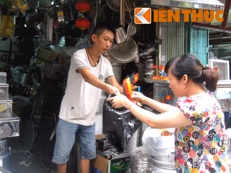 Chủ cửa hàng đang bán những chiếc tàu sắt "sang chảnh" một thời.