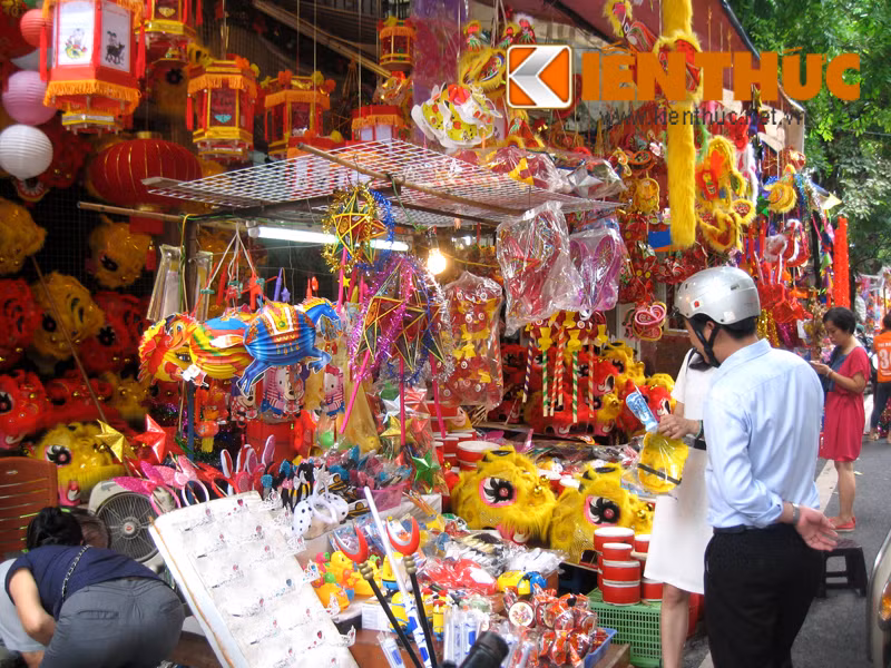 Bên cạnh chiếc tàu sắt chạy bằng dầu hàng độc trung thu, các loại đồ chơi khác như đèn lồng, đầu lân, trống cũng thu hút khách hàng. Thị trường đồ chơi trung thu bước vào dịp tấp nập, nhộn nhịp.