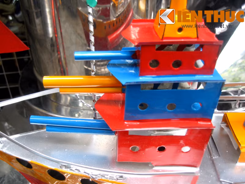 Theo quan sát, các chi tiết trên tàu đều được chế tác rất tỉ mỉ, thu hút sự chú ý.