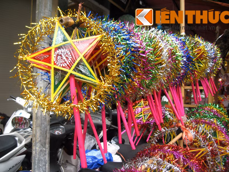 Đèn ông sao truyền thống có giá từ 15.000 - 30.000 đồng/chiếc (tùy kích thước).