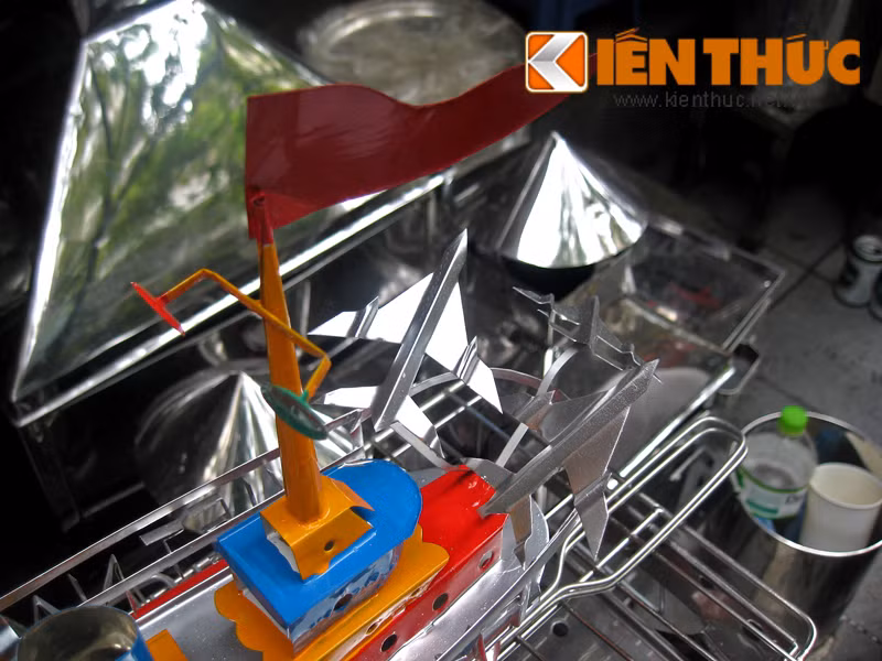 Các tàu lớn, có giá đắt hơn, các chi tiết trang trí trên tàu cầu kỳ và nhiều hơn. Để làm được một sản phẩm như thế này, người làm khá cẩn thẩn và chăm chút từng chi tiết.