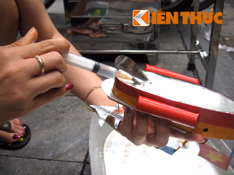 Theo chủ cửa hàng bán tàu sắt tại phố Hàng Thiếc: "Nguyên lý hoạt động của loại đồ chơi này khá đơn giản. Trước hết, người dùng phải phải đổ đầy 2 ống dẫn nước nằm ở mặt dưới tàu. Sau đó, đốt bình dầu hỏa đi kèm, bỏ vào khoang tàu để đốt nóng nồi hơi. Khoảng 20- 30 giây tàu sẽ bắt đầu chạy trên mặt nước".