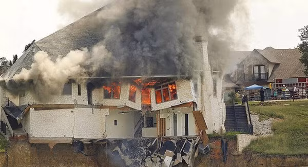 Một cặp vợ chồng tại bang Texas (Mỹ) đã dọn vài món đồ mình yêu thích trong căn nhà cũ đến nhà mới, còn lại thiêu rụi hoàn toàn căn nhà trị giá 700.000USD (khoảng 15 tỷ đồng) chỉ vì muốn thu dọn căn nhà cho gọn nhẹ nhất.