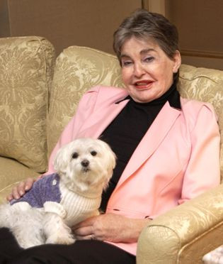 Để lại gia sản "khủng" cho thú cưng không phải chuyện hiếm của đại gia thế giới. Nữ tỉ phú bất động sản Leona Helmsley, người đã để lại khoản thừa kế 12 triệu USD cho… cô nàng chó cưng của mình, Trouble Helmsley. Chú chó may mắn này đã trở nên vô cùng nổi tiếng vì sở hữu khối tài sản kếch xù.