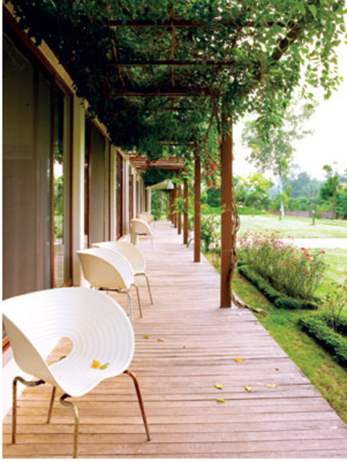 Bên ngoài, biệt thự được bao quanh bởi sân vườn cây xanh rộng lớn, thoáng mát.