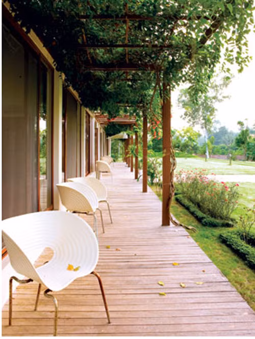 Bên ngoài, biệt thự được bao quanh bởi sân vườn cây xanh rộng lớn, thoáng mát.