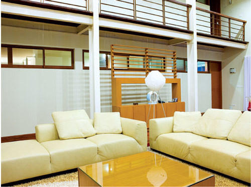 Nội thất bên trong khá hiện đại và đắt tiền. Hai tên trộm đột nhập nhà Mỹ Linh cho biết, do xem trên mạng thấy biệt thự của ca sĩ có nhiều tài sản giá trị nên bàn kế hoạch đột nhập, khoắng đồ.