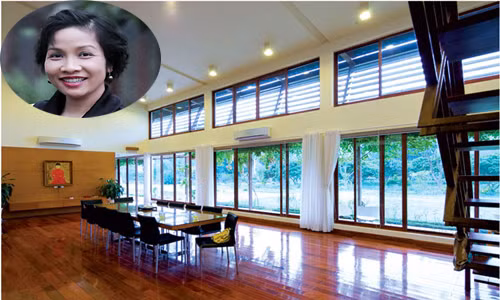 Biệt thự vườn vừa bị trộm đột nhập của Mỹ Linh có diện tích khoảng 300m2. Ngôi nhà được thiết kế 2 tầng, chủ yếu bằng gỗ và kính trong.