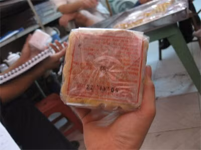 Chú ý hạn sử dụng trên bánh. Bánh trung thu chỉ có thời hạn bảo quản từ 1 – 2 tháng, nếu quá lâu nên cẩn trọng hỏi kỹ người bán về xuất xứ bánh.