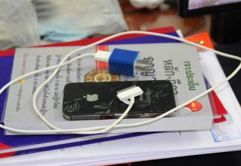 Nạn nhân chết khi đang nằm ở sàn nhà, trên tay cầm một chiếc iPhone 4s đang được sạc. Vết bỏng ở ngực và tay trái của nạn nhân cho thấy, chiếc iPhone đã cháy đến mức da của nạn nhân bị mắc kẹt với nó. Theo kết luận ban đầu, nguyên nhân gây tử vong là do điện giật qua chiếc sạc của iPhone 4s không chính hãng.