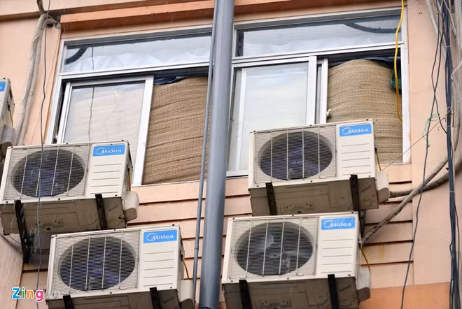 Đến sáng 17/9, cơ sở sản xuất này vẫn khá đông người ra vào. Tuy nhiên, các cửa sổ được che chắn bằng chiếu cói. Mặt sau cơ sở 223 Thụy Khê cũng cửa đóng then cài, tạm đóng cửa 2 ngày.