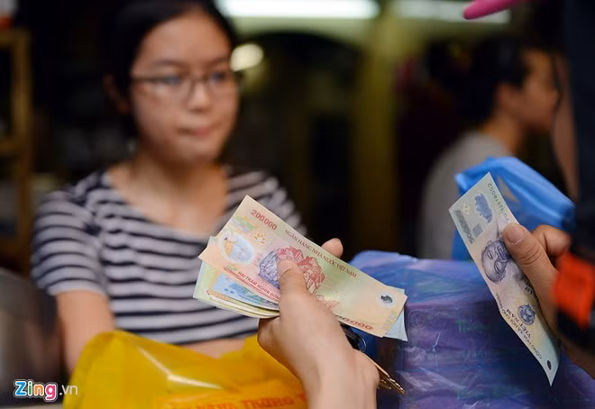 Khách đến không chỉ mua một hộp, thậm chí còn chi bạc triệu để mua nhiều bánh trung thu.