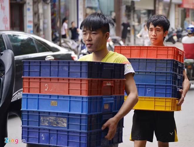 Trong sáng nay, công nhân liên tục chuyển bánh giữa các cửa hàng cùng hệ thống.