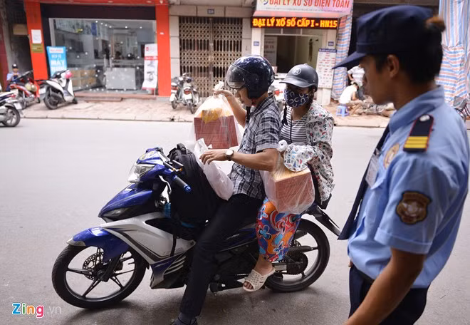 Anh Thịnh cùng vợ đến cửa hàng mua cả chục hộp bánh về làm quà. "Tôi đến cửa hàng mới biết cơ sở sản xuất bị đình chỉ, mất công đi cả chục km rồi nên vẫn phải mua về làm quà cho nhà ở quê", anh Thịnh nói.