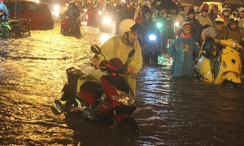 TP HCM ngập nặng, gần nửa đêm dân vẫn lếch thếch ngoài đường TP HCM ngap nang, gan nua dem dan van lech thech ngoai duong