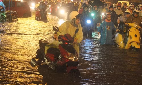 TP HCM ngap nang, gan nua dem dan van lech thech ngoai duong