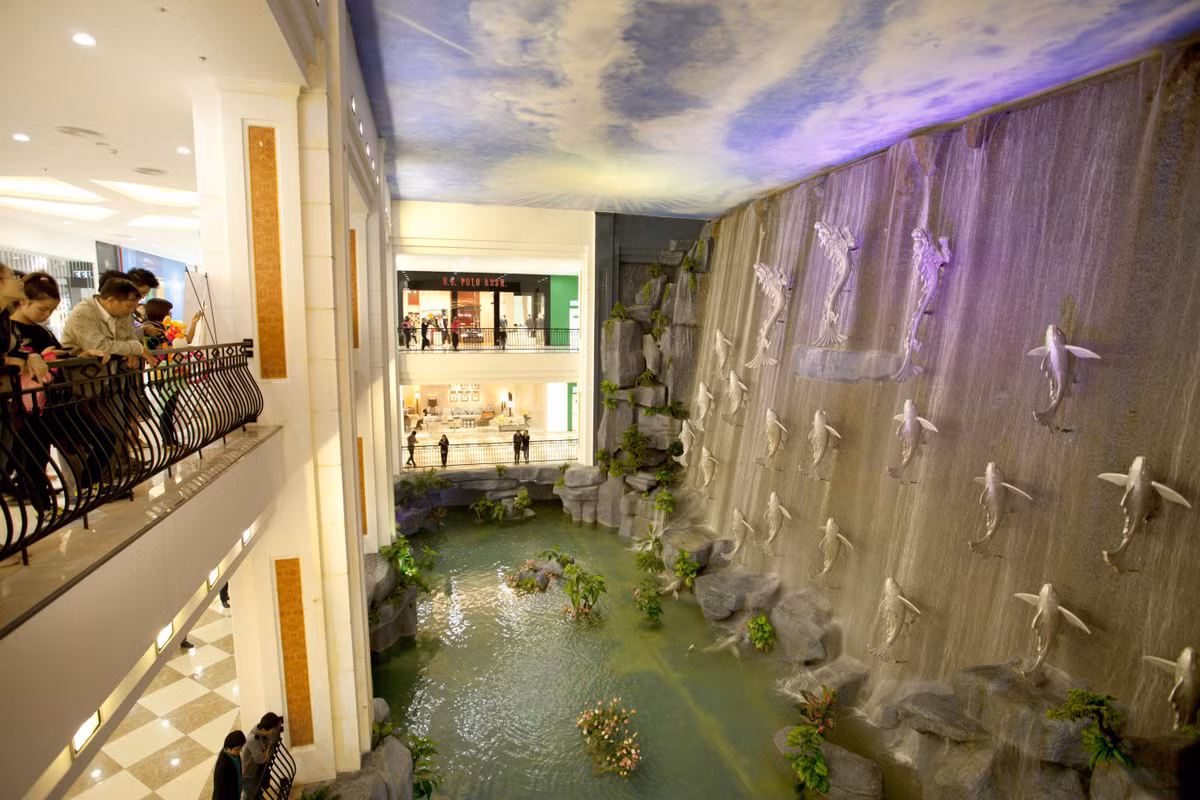 Đặc biệt, khu siêu thị dưới lòng đất Vincom Mega Mall thuộc khu đô thị trở thành điểm đến cực khác lạ - trung tâm thương mại và giải trí dưới lòng đất lớn nhất châu Á, rộng tới 230.000m2.