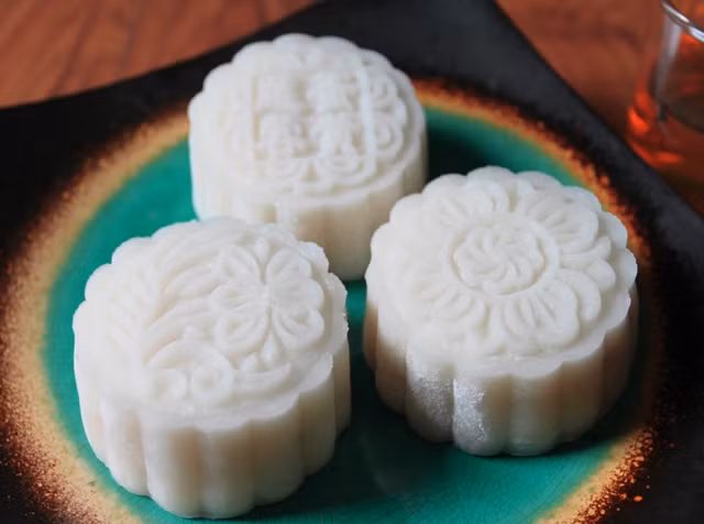 Ngày 25/9, chiếc bánh dẻo khổng lồ lập kỷ lục Guiness Việt Nam, dài 20m, nặng tới 2 tấn do trung tâm ẩm thực Almaz thực hiện tại khu đô thị Royal City. Ảnh minh họa.