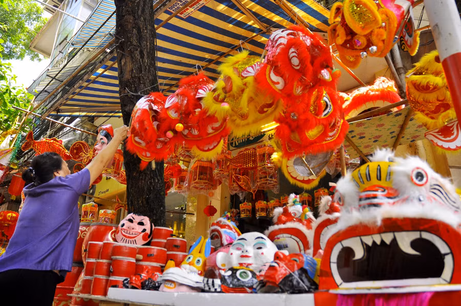 Hàng Mã (Hoàn Kiếm) luôn là điểm đến được mọi người ưa thích vào các dịp trung thu. Tại đây, các món đồ chơi có giá từ 5.000 - trên 100.000 đồng, với đủ màu sắc, kiểu dáng bắt mắt.