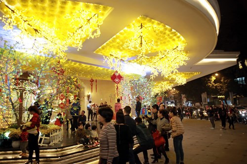 Bạn có thể dạo qua các con phố được chăng đèn rực rỡ, đẹp mắt, chụp ảnh tại Tràng Tiền Plaza, ăn kem tràng tiền, mua sách Đinh Lễ... Ảnh minh họa.