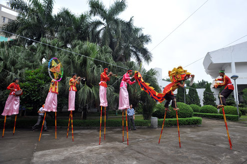 Ngoài ra, du khách tham gia lễ hội còn được thưởng thức các đặc sản như: Bánh xèo, bánh gừng, bánh tét lá cẩm, tham gia các hoạt động nặn tò he, nặn hoa quả bột, cắt tỉa hoa quả và bày mâm cỗ Trung thu, đi cà kheo...