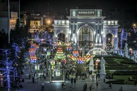 Đến Royal City, bạn có thể chụp ảnh, ngắm nhìn khu vườn đèn lồng lớn nhất Việt Nam tại quảng trường khu đô thị.