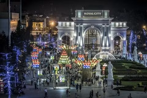 Đến Royal City, bạn có thể chụp ảnh, ngắm nhìn khu vườn đèn lồng lớn nhất Việt Nam tại quảng trường khu đô thị.